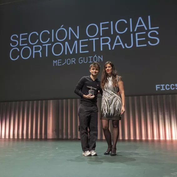 Sergio Avellaneda recogiendo el premio al mejor guion por su corto 
