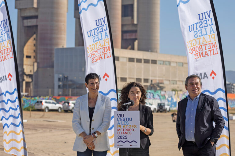 Sant Adrià inaugura la temporada de bany amb les seves dues platges obertes i renovades Sant Adrià inaugura la temporada de bany amb les seves dues platges obertes i renovades